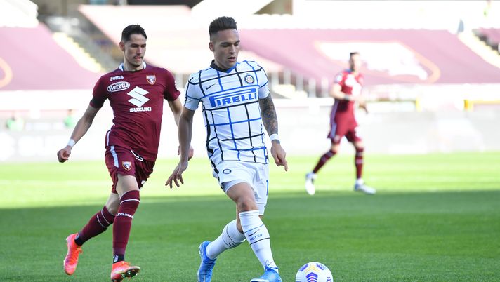 TURIN, ITALY - MARCH 14: Lautaro Martinez of Internazionale passes the ball whilst under pressure from Sasa Lukic of Torino FC during the Serie A match between Torino FC and FC Internazionale at Stadio Olimpico di Torino on March 14, 2021 in Turin, Italy. Sporting stadiums around Italy remain under strict restrictions due to the Coronavirus Pandemic as Government social distancing laws prohibit fans inside venues resulting in games being played behind closed doors. (Photo by Valerio Pennicino/Getty Images) TURIN, ITALY - MARCH 14: Lautaro Martinez of Internazionale passes the ball whilst under pressure from Sasa Lukic of Torino FC during the Serie A match between Torino FC and FC Internazionale at Stadio Olimpico di Torino on March 14, 2021 in Turin, Italy. Sporting stadiums around Italy remain under strict restrictions due to the Coronavirus Pandemic as Government social distancing laws prohibit fans inside venues resulting in games being played behind closed doors. (Photo by Valerio Pennicino/Getty Images)