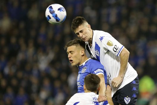 BUENOS AIRES, ARGENTINA - AUGUST 03: Valentin Gomez (R) of Velez jumps for the ball with Federico Girotti (C) of Talleres during a Copa Libertadores quarter final first leg match between Velez and Talleres at Jose Amalfitani Stadium on August 03, 2022 in Buenos Aires, Argentina. (Photo by Daniel Jayo/Getty Images) La Fiorentina guarda in Olanda per rinforzare la difesa- immagine 2