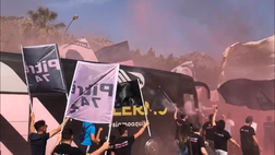VIDEO Palermo-Avellino, la carica dei tifosi rosanero: cori e fumogeni all’arrivo del pullman. Le immagini