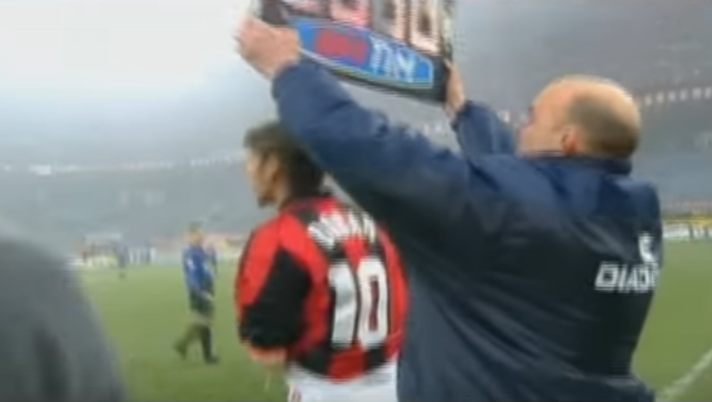 Marco Fassone, quando era assistente arbitrale in Milan-Inter 2-3 di Coppa Italia, foto youtube.com