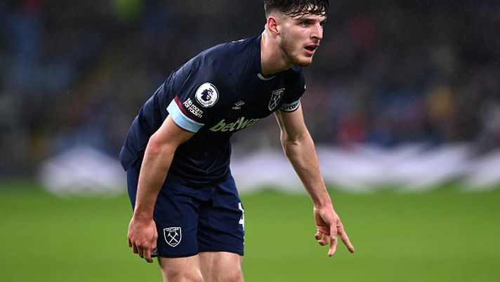 BURNLEY, ENGLAND - DECEMBER 12: West Ham player Declan Rice in action during the Premier League match between Burnley and West Ham United at Turf Moor on December 12, 2021 in Burnley, England. (Photo by Stu Forster/Getty Images) Manchester derby di mercato per Declan Rice: United avanti, ma da Liverpool tifano City… - immagine 1