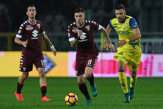  TURIN, ITALY - NOVEMBER 26: Daniele Baselli (C) of FC Torino in action against Ivan Radovanovic of AC ChievoVerona during the Serie A match between FC Torino and AC ChievoVerona at Stadio Olimpico di Torino on November 26, 2016 in Turin, Italy. (Photo by Valerio Pennicino/Getty Images) 