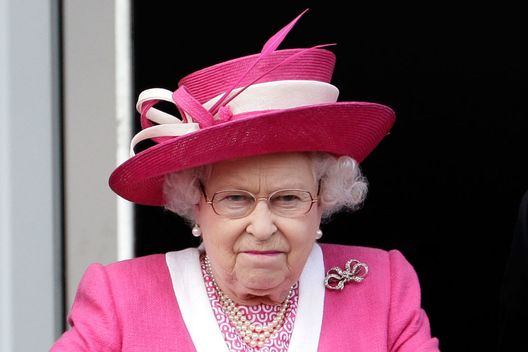 EPSOM, ENGLAND - JUNE 04: Queen Elizabeth II reacts after her horse Carlton House comes in third in the Epsom Derby at Epsom Downs racecourse on June 4, 2011 in Epsom, England. Carlton Hall had been the Bookmakers favourite to win the Derby, but lost out to Pour Moi. (Photo by Matthew Lloyd/Getty Images) Per chi tifava la Regina? Fabregas dice Arsenal, ma a Palazzo si sussurrava West Ham…- immagine 2