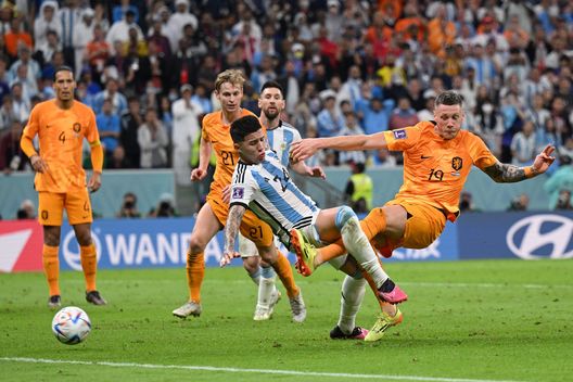 LUSAIL CITY, QATAR - DECEMBER 09: Wout Weghorst of Netherlands scores the team's second goal past Enzo Fernandez of Argentina during the FIFA World Cup Qatar 2022 quarter final match between Netherlands and Argentina at Lusail Stadium on December 09, 2022 in Lusail City, Qatar. (Photo by Matthias Hangst/Getty Images) Mondiali: Messi miglior giocatore del torneo, Mbappe capocannoniere- immagine 2