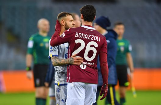 TURIN, ITALY - JANUARY 06: Federico Dimarco of Hellas Verona F.C. embraces Federico Bonazzoli of Torino F.C. after the Serie A match between Torino FC and Hellas Verona FC at Stadio Olimpico di Torino on January 06, 2021 in Turin, Italy. Sporting stadiums around Italy remain under strict restrictions due to the Coronavirus Pandemic as Government social distancing laws prohibit fans inside venues resulting in games being played behind closed doors. (Photo by Valerio Pennicino/Getty Images) TURIN, ITALY - JANUARY 06: Federico Dimarco of Hellas Verona F.C. embraces Federico Bonazzoli of Torino F.C. after the Serie A match between Torino FC and Hellas Verona FC at Stadio Olimpico di Torino on January 06, 2021 in Turin, Italy. Sporting stadiums around Italy remain under strict restrictions due to the Coronavirus Pandemic as Government social distancing laws prohibit fans inside venues resulting in games being played behind closed doors. (Photo by Valerio Pennicino/Getty Images)