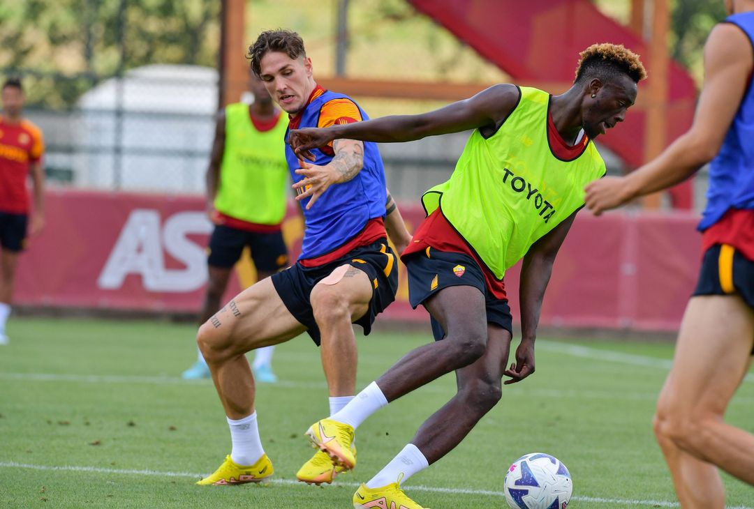 La Roma lavora sotto il sole di Trigoria – FOTO GALLERY - immagine 23