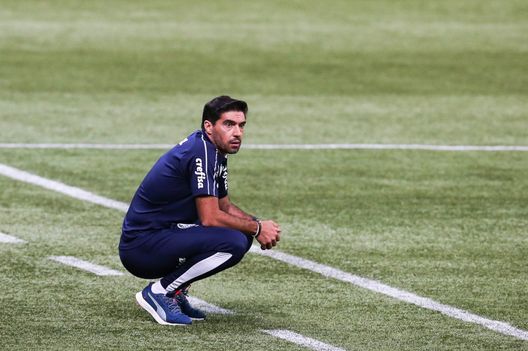  SAO PAULO, BRAZIL - FEBRUARY 14: Abel Ferreira head coach of Palmeiras looks on during a match between Palmeiras and Fortaleza as part of Brasileirao Series A 2020 at Allianz Parque on February 14, 2021 in Sao Paulo, Brazil. (Photo by Alexandre Schneider/Getty Images) 