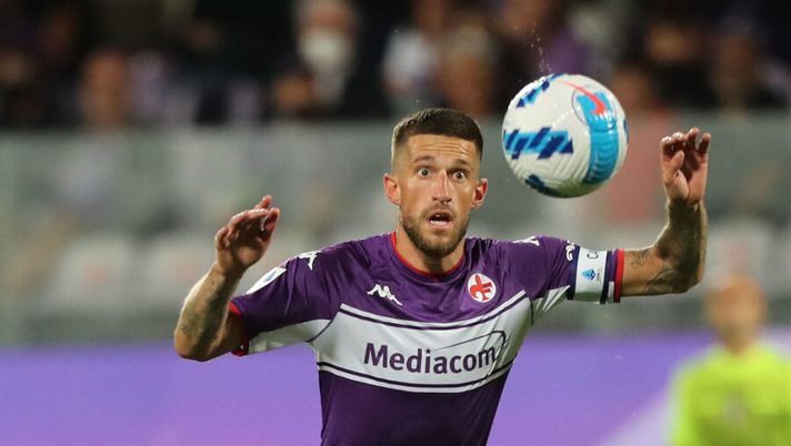 FLORENCE, ITALY - AUGUST 28: Cristiano Biraghi of ACF Fiorentina in action during the Serie A match between ACF Fiorentina and Torino FC at Stadio Artemio Franchi on August 28, 2021 in Florence, Italy (Photo by Gabriele Maltinti/Getty Images) Cinque titolari a basso costo: ecco i difensori per gli ultimi slot al fantacalcio - immagine 1