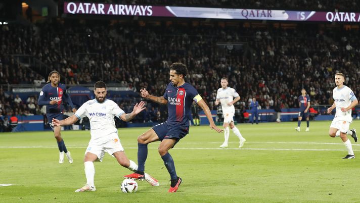 PARIS, FRANCE - SEPTEMBER 24: Marquinhos #5 of Paris Saint-Germain controls the ball against Samuel Gigot #4 of Olympique de Marseille during the Ligue 1 Uber Eats match between Paris Saint-Germain and Olympique de Marseille at Parc des Princes on September 24, 2023 in Paris, France. (Photo by Catherine Steenkeste/Getty Images for Qatar Airways ) Marsiglia, Velodrome sold out per Le Classique contro il PSG: il record di presenze vacilla… - immagine 1