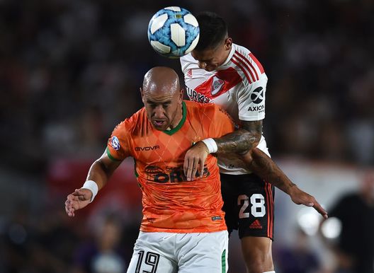 BUENOS AIRES, ARGENTINA - FEBRUARY 16: Lucas Martinez Quarta of River Plate fights for the ball with Junior Arias of Banfield during a match between River Plate and Banfield as part of Superliga 2019/20 at Antonio Vespucio Liberti Stadium on February 16, 2020 in Buenos Aires, Argentina. (Photo by Marcelo Endelli/Getty Images) BUENOS AIRES, ARGENTINA - FEBRUARY 16: Lucas Martinez Quarta of River Plate fights for the ball with Junior Arias of Banfield during a match between River Plate and Banfield as part of Superliga 2019/20 at Antonio Vespucio Liberti Stadium on February 16, 2020 in Buenos Aires, Argentina. (Photo by Marcelo Endelli/Getty Images)