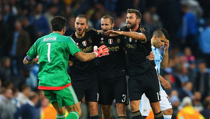 MANCHESTER, ENGLAND - SEPTEMBER 15:  Gianluigi Buffon, Leonardo Bonucci, Giorgio Chiellini and Andrea Barzagli of Juventus celebrate victory as Sergio Aguero of Manchester City look dejected after the UEFA Champions League Group D match between Manchester City FC and Juventus at the Etihad Stadium on September 15, 2015 in Manchester, United Kingdom.  (Photo by Alex Livesey/Getty Images) 
