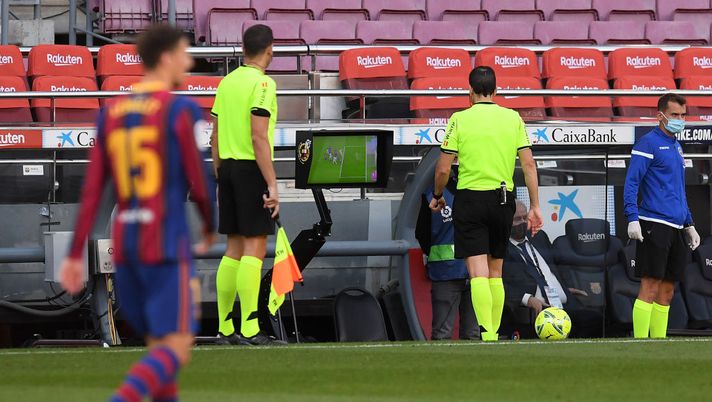 BARCELONA, SPAIN - OCTOBER 24: Referee Juan Martinez Munuera uses the pitch side monitor to complete a VAR review before awarding Real Madrid a penalty during the La Liga Santander match between FC Barcelona and Real Madrid at Camp Nou on October 24, 2020 in Barcelona, Spain. Sporting stadiums around Spain remain under strict restrictions due to the Coronavirus Pandemic as Government social distancing laws prohibit fans inside venues resulting in games being played behind closed doors. (Photo by Alex Caparros/Getty Images) BARCELONA, SPAIN - OCTOBER 24: Referee Juan Martinez Munuera uses the pitch side monitor to complete a VAR review before awarding Real Madrid a penalty during the La Liga Santander match between FC Barcelona and Real Madrid at Camp Nou on October 24, 2020 in Barcelona, Spain. Sporting stadiums around Spain remain under strict restrictions due to the Coronavirus Pandemic as Government social distancing laws prohibit fans inside venues resulting in games being played behind closed doors. (Photo by Alex Caparros/Getty Images)
