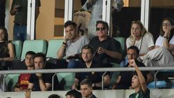 Esonero Mourinho non piace a parte dei tifosi della Roma. Appare lo striscione Friedkin out