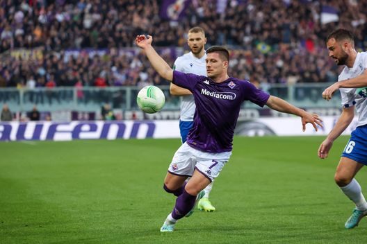 GERMOGLI PH: 20 APRILE 2023 FIRENZE STADIO ARTEMIO FRANCHI CONFERENCE LEAGUE FIORENTINA VS LECH POZNAN NELLA FOTO JOVIC FOTO – Assistente del ct serbo al Franchi insieme a Jovic, Milenkovic e Terzic- immagine 2