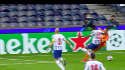 VIDEO Porto-Juventus, contatto Zaidu-Ronaldo in area di rigore: le immagini del penalty non concesso a CR7