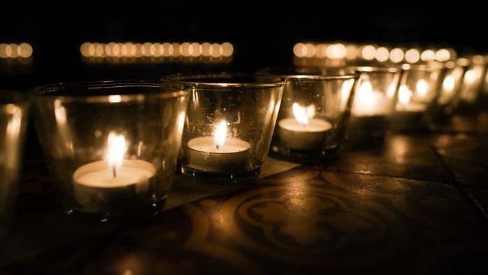 YORK, ENGLAND - JANUARY 26: Over 600 candles are arranged in the shape of the Star of David on the floor of the Chapter House of York Minster, lit by members of the congregation as part of a commemoration for Holocaust Memorial Day on January 26, 2022 in York, England. This year marks the 77th anniversary since the liberation of the Auschwitz-Birkenau concentration camp in 1945, which was the largest Nazi death camp. The Holocaust genocide took place during World War II during which Adolf Hitler's Nazi Germany and its collaborators systematically murdered some six million European Jews. (Photo by Ian Forsyth/Getty Images) Sport e memoria: gloria e persecuzione, il triste destino degli sportivi ebrei sotto il Terzo Reich- immagine 1