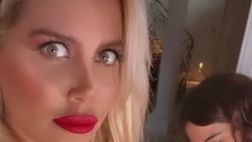 VIDEO / Wanda Nara e l’abito per la Fashion Week di Parigi: lo sguardo cade sul décolleté