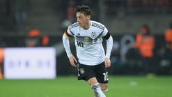 Ozil, il presidente del Bayern a valanga: “Bene così, anni che gioca da schifo. I suoi irreali 35 mln di fan…”