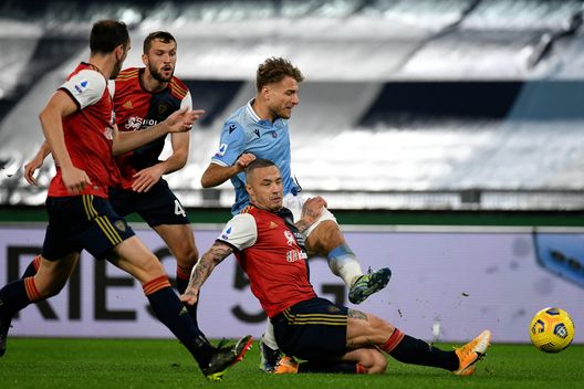  ROME, ITALY - FEBRUARY 07: Radja Nainggolan of Cachliari Calcio compete for the ball with Ciro Immobile of SS Lazio during the Serie A match between SS Lazio and Cagliari Calcio at Stadio Olimpico on February 07, 2021 in Rome, Italy. Sporting stadiums around Italy remain under strict restrictions due to the Coronavirus Pandemic as Government social distancing laws prohibit fans inside venues resulting in games being played behind closed doors. (Photo by Marco Rosi - SS Lazio/Getty Images) 