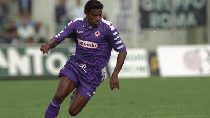 12 Sep 1998: Luis Oliveira of Fiorentina in action during the Serie A match against Empoli at the Stadio Communale in Florence, Italy. Mandatory Credit: Allsport UK /Allsport Oliveira: “Napoli ancora in corsa per la Champions, decisive le prossime due gare” - immagine 1