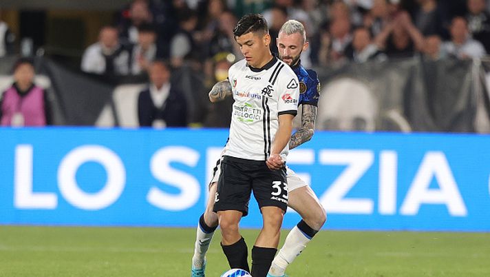 LA SPEZIA, ITALY - APRIL 15: Kevin Andrés Agudelo Ardila of Spezia Calcio in action against Marcelo Brozovic of FC Internazionale during the Serie A match between Spezia Calcio and FC Internazionale at Stadio Alberto Picco on April 15, 2022 in La Spezia, Italy. (Photo by Gabriele Maltinti/Getty Images) MERCATO GENOA SPEZIA