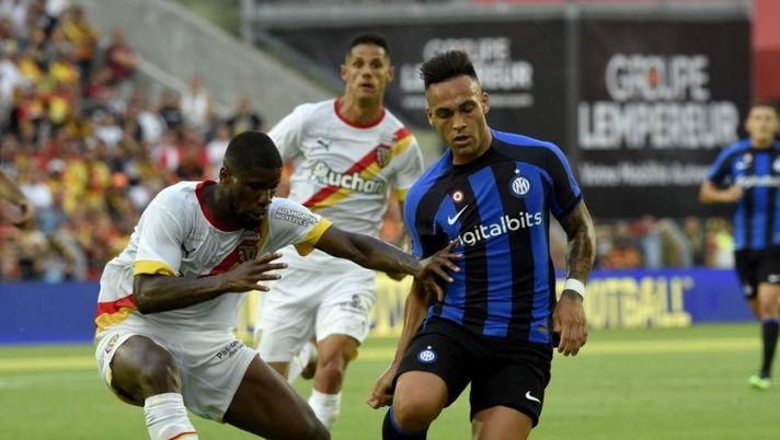 Lens' Austrian defender Kevin Danso (L) and Inter Milan's Argentinian forward Lautaro Martínez fights for the ball during the friendly football match between Lens and Inter Milan at the Bollaert stadium in Lens, on July 23, 2022. (Photo by FRANCOIS LO PRESTI / AFP) (Photo by FRANCOIS LO PRESTI/AFP via Getty Images) Inter, Correa-Dzeko flop: ecco i segnali con il Lens, da Lautaro fino a Bastoni - immagine 1