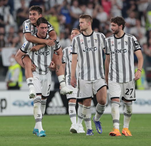 TURIN, ITALY - MAY 16: Dusan Vlahovic and Paulo Dybala of Juventus acknowledge the fans during a tribute from teammates and fans following their draw in the Serie A match between Juventus and SS Lazio at Allianz Stadium on May 16, 2022 in Turin, Italy. (Photo by Emilio Andreoli/Getty Images) Sarà una Juve giovane (ma non troppo) a Firenze. Spazio ad Aké e Miretti?- immagine 2
