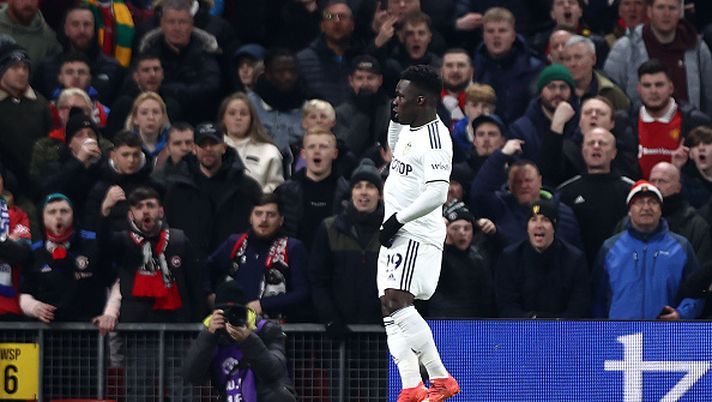MANCHESTER, ENGLAND - FEBRUARY 08: Wilfried Gnonto of Leeds United celebrates with teammates after scoring the team's first goal during the Premier League match between Manchester United and Leeds United at Old Trafford on February 08, 2023 in Manchester, England. (Photo by Naomi Baker/Getty Images) Gnonto, gol e esultanza…alla Rashford in casa dello United! - immagine 1