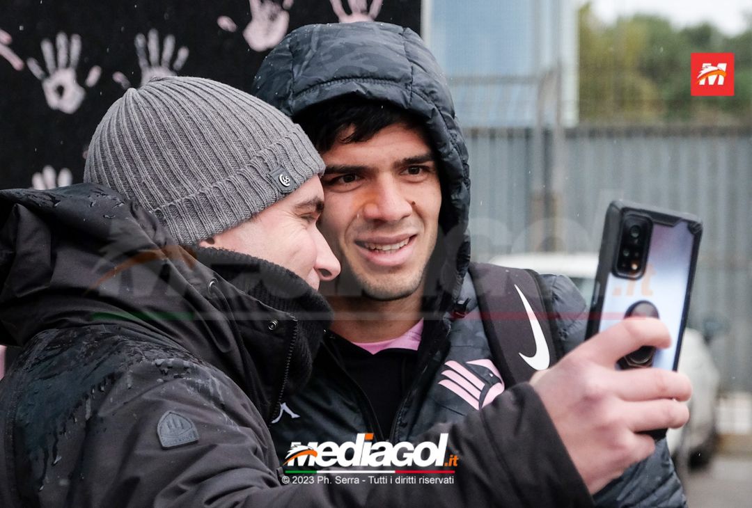 FOTO Genoa-Palermo, i rosanero in partenza dallo stadio “Renzo Barbera” (Gallery) - immagine 16