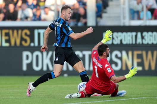 BERGAMO, ITALY - OCTOBER 02: Teun Koopmeiners of Atalanta has a shot on goal saved by Vincenzo Italiano of Fiorentina during the Serie A match between Atalanta BC and ACF Fiorentina at Gewiss Stadium on October 02, 2022 in Bergamo, Italy. (Photo by Emilio Andreoli/Getty Images) Terracciano para il possibile. Ikonè, ritorno alle origini- immagine 2