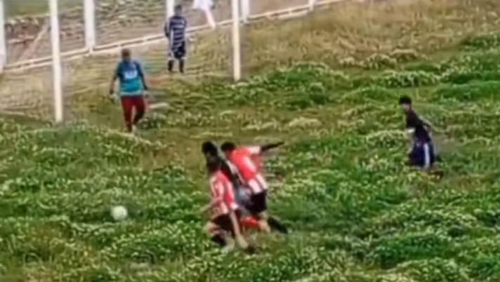 In Perù si gioca in un campo assurdo: l’erba altissima fa sparire pallone e giocatori - immagine 1