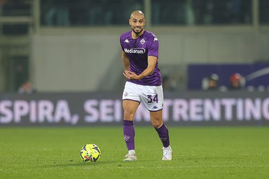 FLORENCE, ITALY - JANUARY 04: Sofyan Amrabat of ACF Fiorentina in action during the Serie A match between ACF Fiorentina and AC Monza at Stadio Artemio Franchi on January 4, 2023 in Florence, Italy. (Photo by Gabriele Maltinti/Getty Images) Fiorentina quante uscite, tra esuberi scomodi e rinnovi difficili- immagine 2