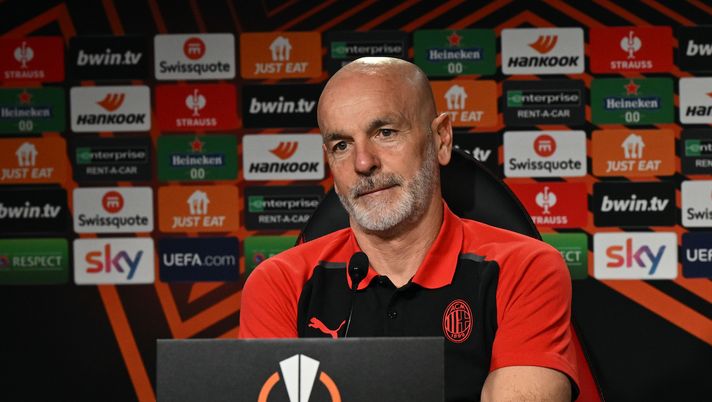 Stefano Pioli (allenatore AC Milan), qui durante una conferenza stampa dell'Europa League 2023-2024 | Milan News (Getty Images) Stefano Pioli AC Milan conferenza stampa Europa League 2023-2024