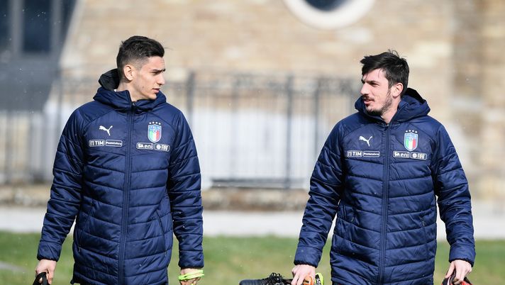FLORENCE, ITALY - FEBRUARY 26: Alex Meret (L) and Simone Scuffet of Italy chat during a training session at Italy club's training ground at Coverciano at Coverciano on February 26, 2018 in Florence, Italy. (Photo by Claudio Villa/Getty Images) FLORENCE, ITALY - FEBRUARY 26: Alex Meret (L) and Simone Scuffet of Italy chat during a training session at Italy club's training ground at Coverciano at Coverciano on February 26, 2018 in Florence, Italy. (Photo by Claudio Villa/Getty Images)