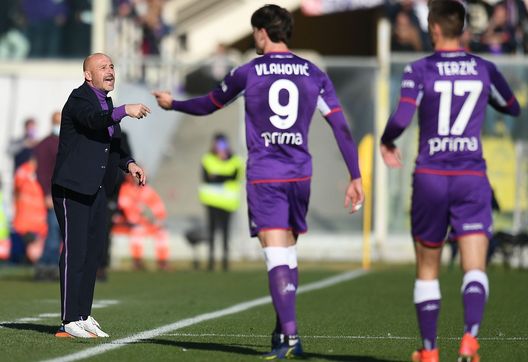  FLORENCE, ITALY - DECEMBER 19: Vincenzo Italiano head coach of ACF Fiorentina issues instructions to his players during the Serie A match between ACF Fiorentina and US Sassuolo at Stadio Artemio Franchi on December 19, 2021 in Florence, Italy. (Photo by Alessandro Sabattini/Getty Images) 