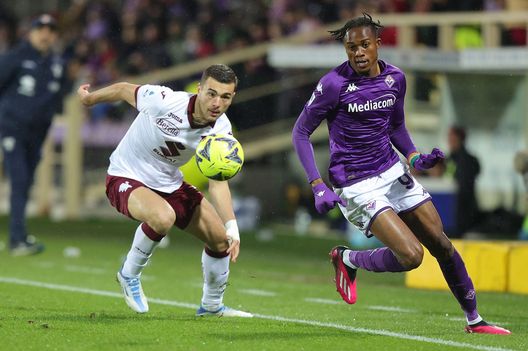 FLORENCE, ITALY - JANUARY 21: Christian Michael Kouakou Kouamé in action against Alessandro Buongiorno of Torino FC during the Serie A match between ACF Fiorentina and Torino FC at Stadio Artemio Franchi on January 21, 2023 in Florence, Italy. (Photo by Gabriele Maltinti/Getty Images) Pestuggia (ViolaNews): “Brekalo? Dal punto di vista economico è un super colpo”- immagine 2