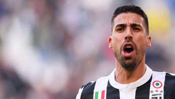 Juventus' midfielder Sami Khedira celebrates after scoring a goal wduring the Italian Serie A football match Juventus Vs Sassuolo on February 4, 2018 at the 'Allianz Stadium' in Turin. / AFP PHOTO / MARCO BERTORELLO (Photo credit should read MARCO BERTORELLO/AFP/Getty Images) Juve, il colpo di scena è possibile. Sky: “Occhio a Khedira, secondo i dirigenti bianconeri…” - immagine 1