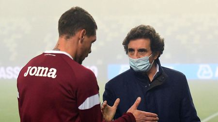 REGGIO NELL'EMILIA, ITALY - OCTOBER 23: Andrea Belotti of Torino FC shankes hands with Torino FC President Urbano Cairo during the Serie A match between US Sassuolo and Torino FC at Mapei Stadium - Città del Tricolore on October 23, 2020 in Reggio nell'Emilia, Italy. (Photo by Alessandro Sabattini/Getty Images)