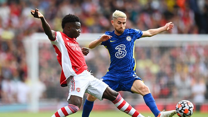 LONDON, ENGLAND - AUGUST 22: Bukayo Saka of Arsenal is challenged by Jorginho of Chelsea during the Premier League match between Arsenal and Chelsea at Emirates Stadium on August 22, 2021 in London, England. (Photo by Shaun Botterill/Getty Images) Chelsea, frecciata derby all’Arsenal: “Jorginho con noi vi ha battuto a Baku…” - immagine 1