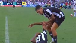VIDEO / Incredibile in Botafogo-Fluminense, giocatore trascinato fuori e dentro il campo