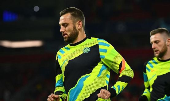 Inter, col Verona De Vrij giocherà dal 1′. Con l’olandese la regia si fa in quattro- immagine 2