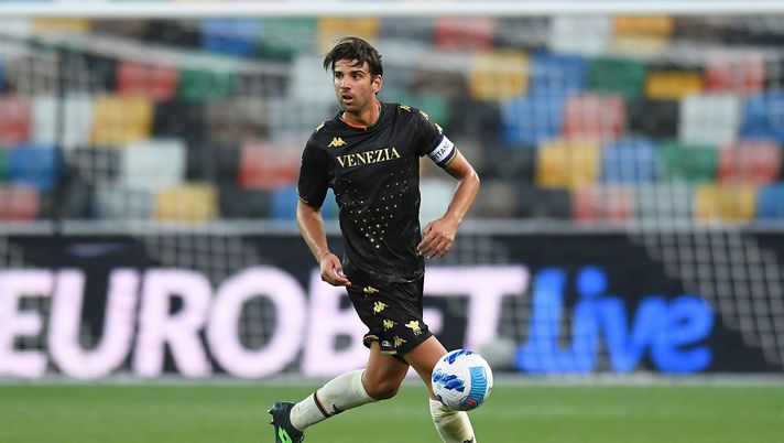 UDINE, ITALY - AUGUST 27: Pietro Ceccaroni of Venezia FC in action during the Serie A match between Udinese Calcio and Venezia FC at Dacia Arena on August 27, 2021 in Udine, . (Photo by Alessandro Sabattini/Getty Images) Venezia 2026, Ceccaroni rinnova: “Adesso penso al duello con Destro, ci mancherà Zanetti” - immagine 1