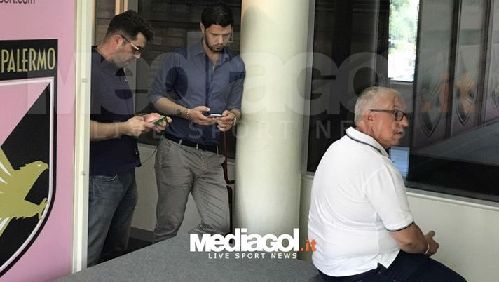 Vincenzo Todaro (al centro), nuovo team manager del Palermo Calcio  Vincenzo Todaro (al centro), nuovo team manager del Palermo Calcio