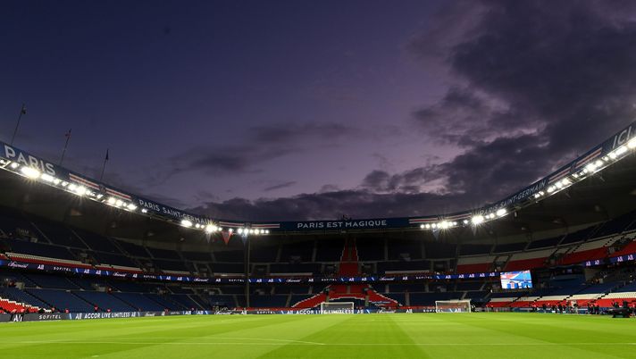 FOTO Al Parco dei Principi spunta lo striscione che difende Napoli: “Le Figaro carta da c*sso!” - immagine 1