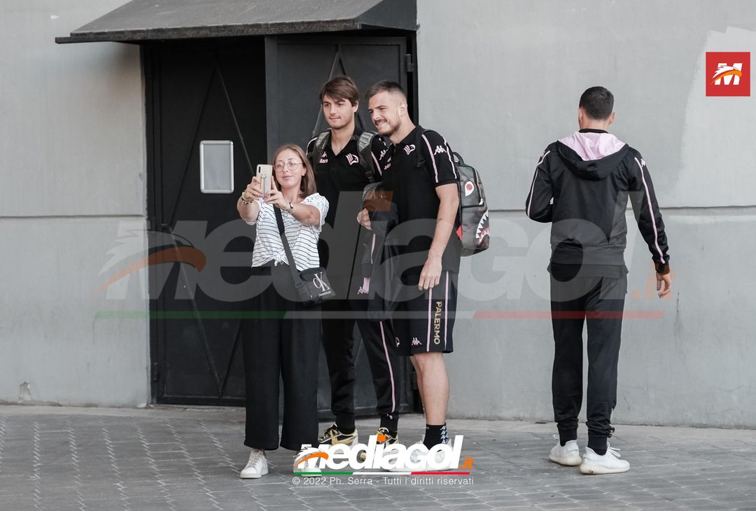 FOTO Palermo, i rosanero verso Manchester: la partenza dal “Renzo Barbera” (Gallery) - immagine 13
