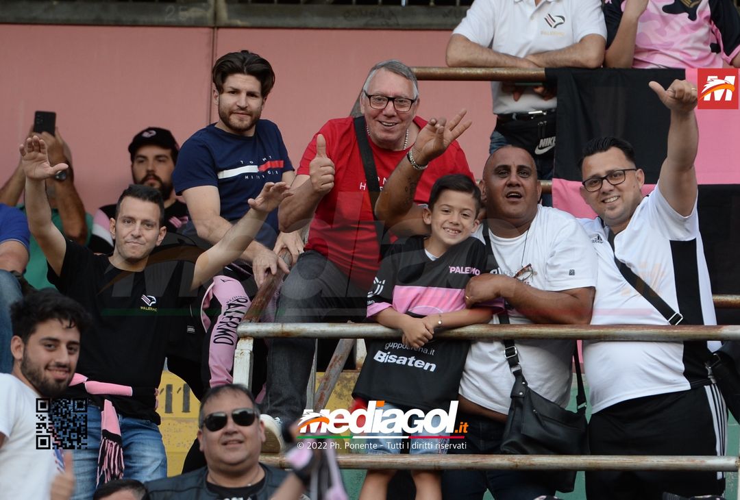 Fototifo, i tifosi allo stadio per Palermo-Feralpisaló 1-0 (gallery) - immagine 11