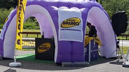 FOTO VN – Pioli davanti allo stand di Radio Bruno dopo l’inaugurazione del Viola Village
