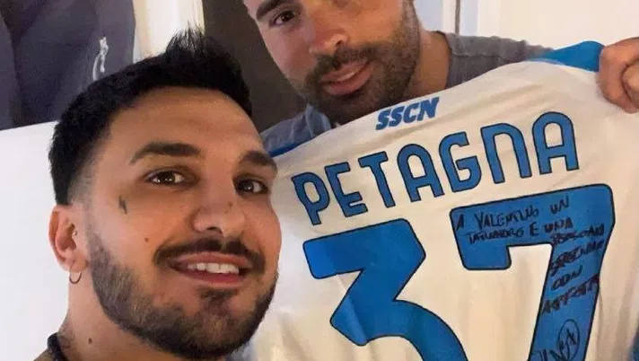 Petagna, da bulldozer a Batman: nuovo tattoo per l&#8217;attaccante azzurro, che poi regala la sua maglia con tanto di dedica