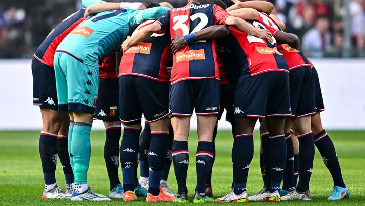 GENOA, ITALY - APRIL 30: Players of Genoa gather together prior to kick-off in the Serie A match between UC Sampdoria and Genoa CFC at Stadio Luigi Ferraris on April 30, 2022 in Genoa, Italy. (Photo by Getty Images) Genoa, Policano: “Salvezza complicata, in caso di retrocessione reset sul mercato” - immagine 1