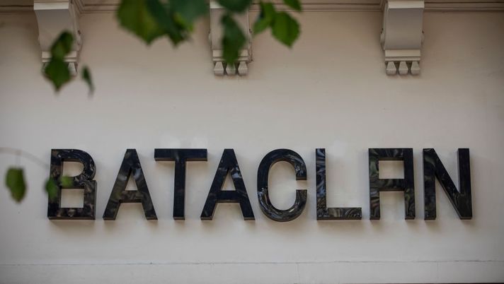 PARIS, FRANCE - SEPTEMBER 08: A close up picture shows the sign of the Bataclan theatre on September 8, 2021 in Paris, France. In November 2015, three teams of jihadists launched a suicide-bombing and gun assault on bars, restaurants and the Bataclan concert hall, killing 130. Today is the first day of what is scheduled to be a nine-month trial over these attacks, with 14 of 20 defendants present, including the sole surviving attacker. The Islamic State claimed responsibility for the attacks, which were allegedly planned from Syria. (Photo by Siegfried Modola/Getty Images) Parigi, al Parco dei Principi emozionante ricordo alle vittime del Bataclan - immagine 1